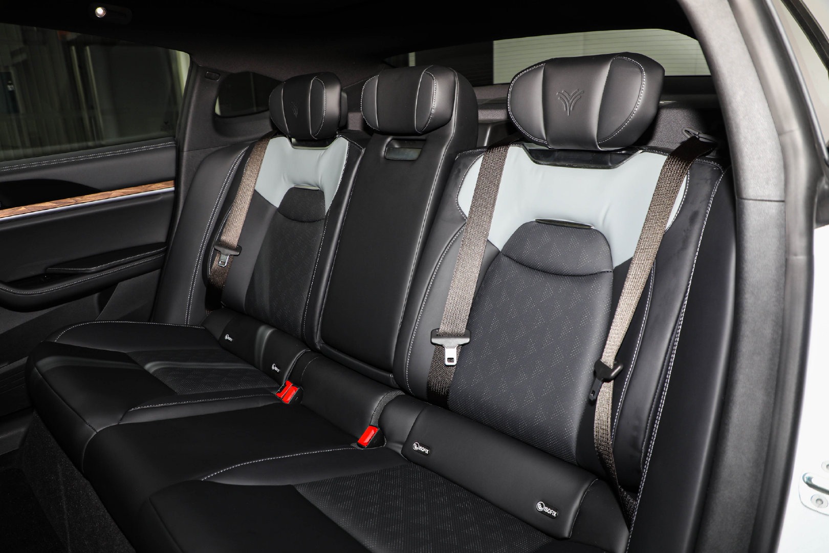 英飞凌携手Stellantis，推动下一代汽车架构的功率转换和分配创新