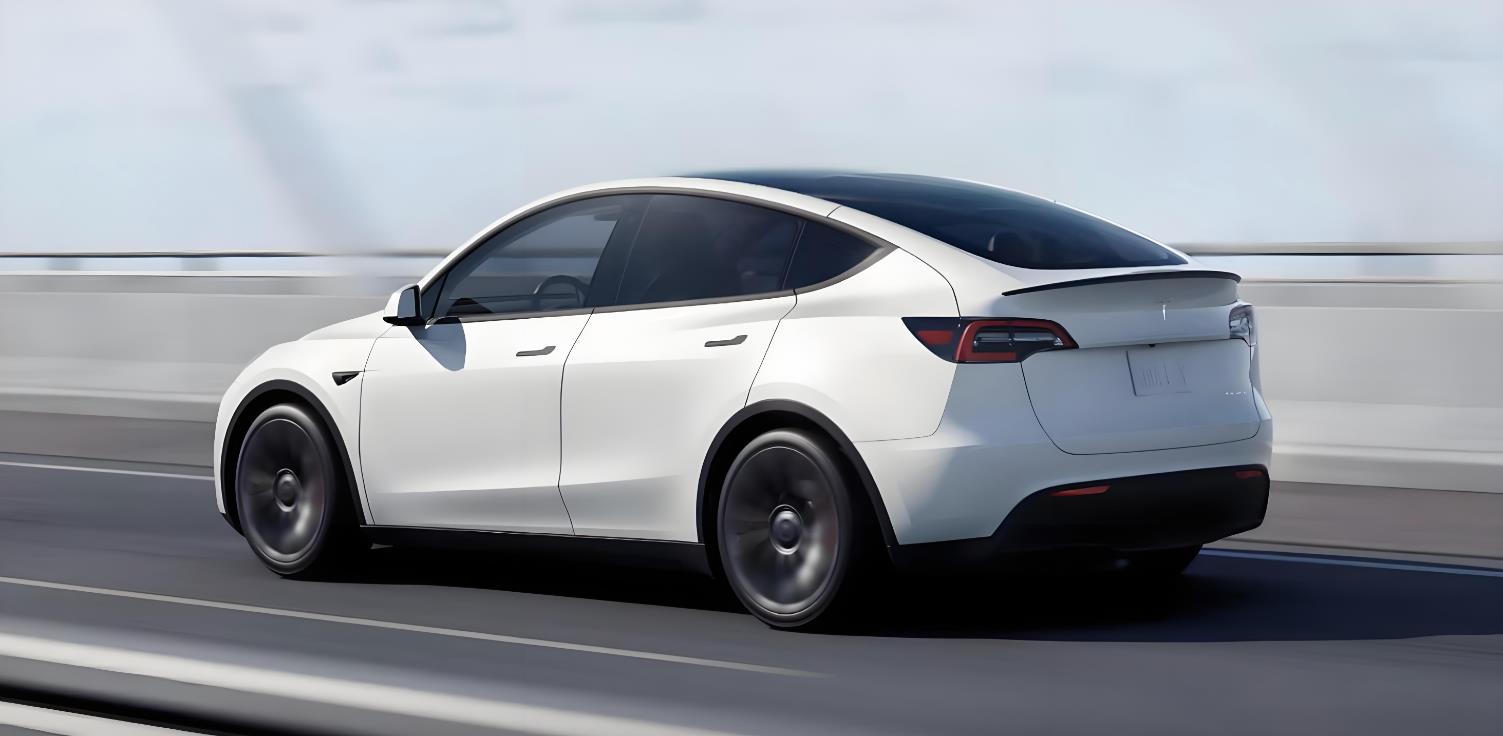 新款特斯拉Model Y谍照再次曝光 采用分体式大灯+贯穿尾灯设计？
