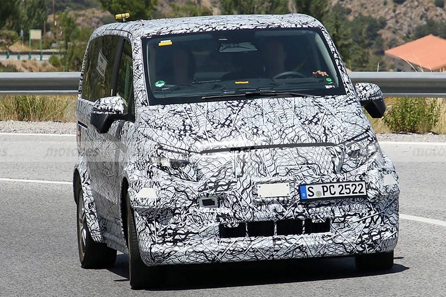 有望2025年1季度发布 国内提供长轴距版 奔驰全新纯电动CLA谍照