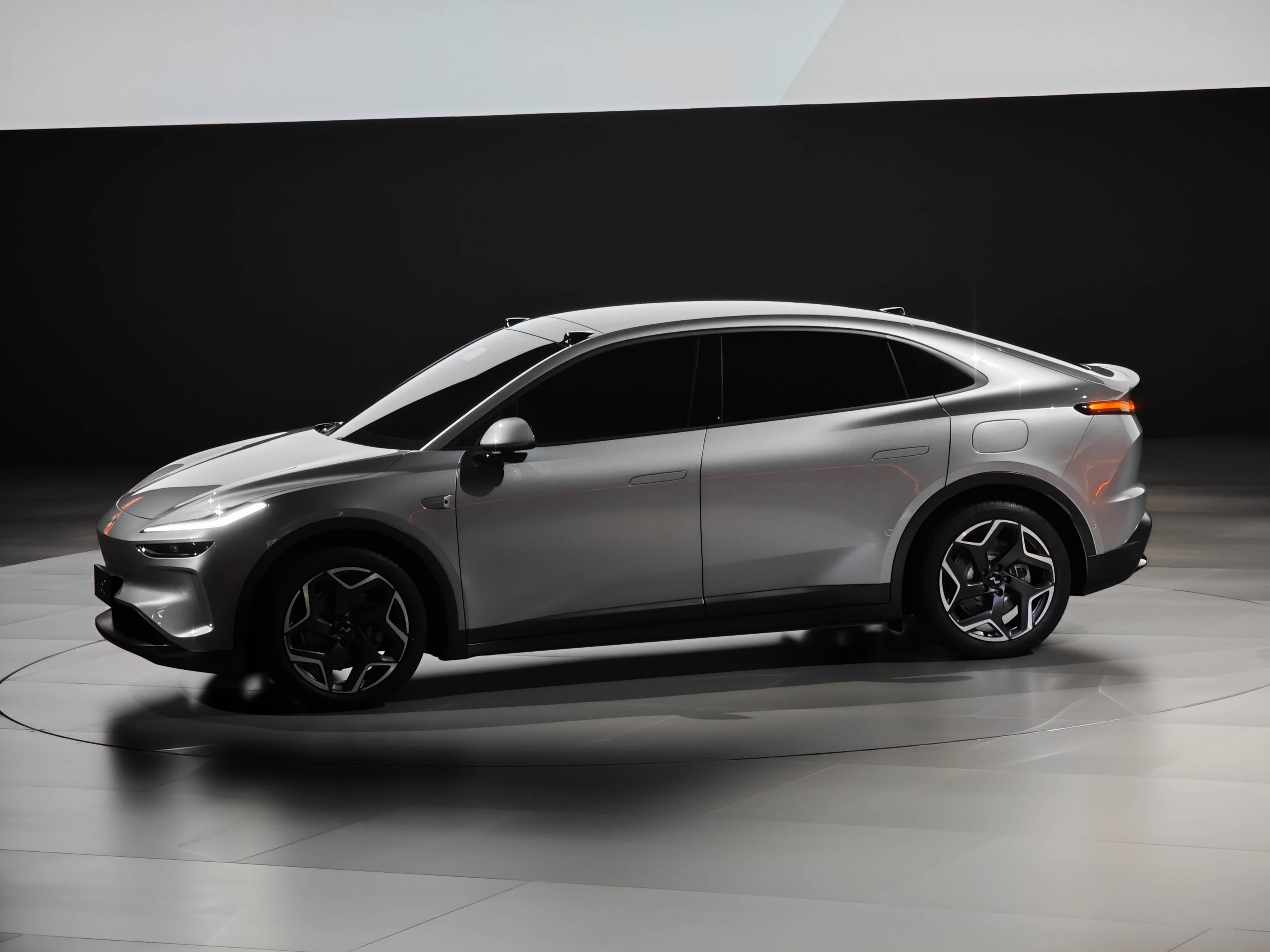 新款特斯拉Model Y谍照再次曝光 采用分体式大灯+贯穿尾灯设计？