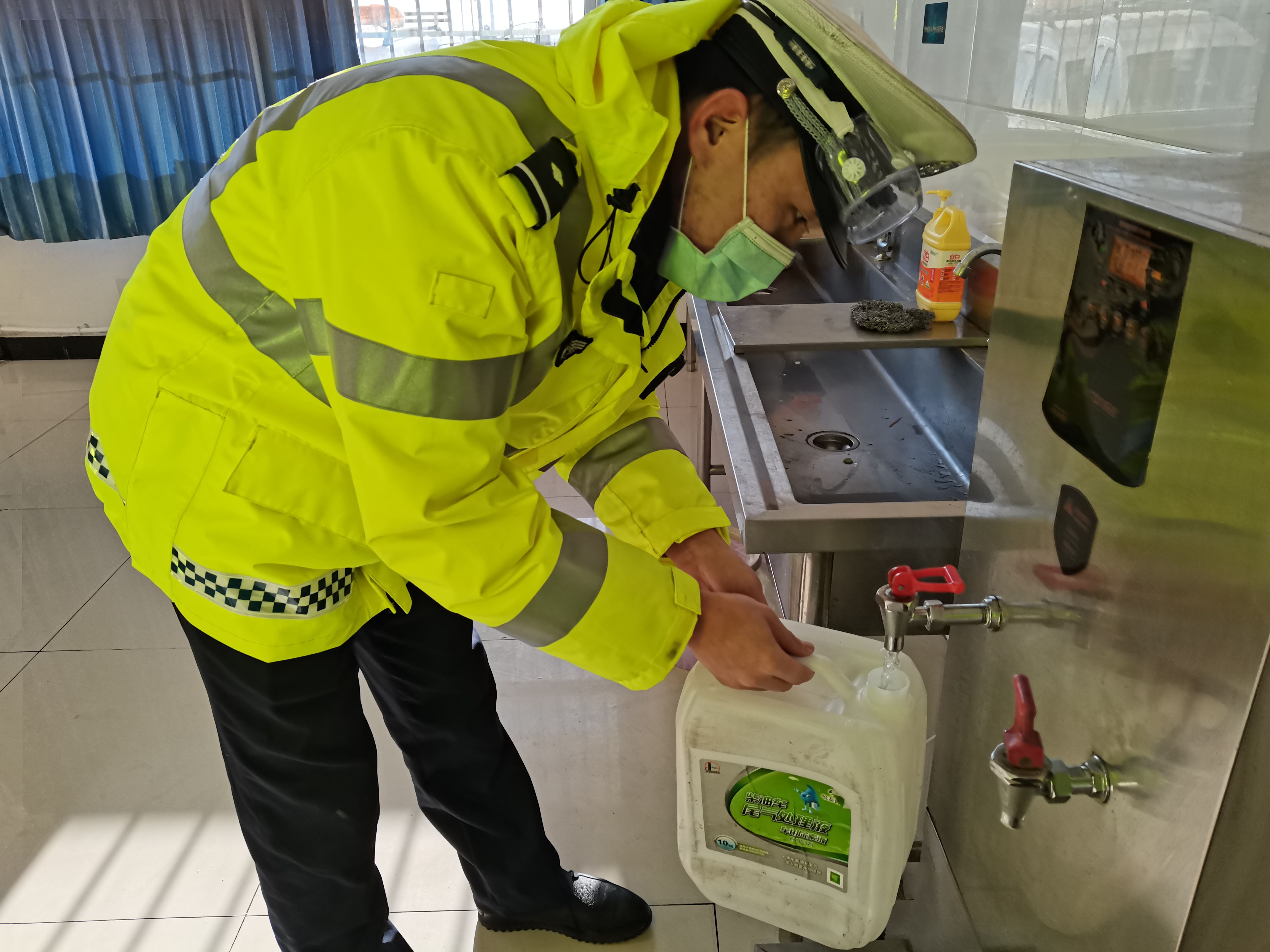 高速上车辆故障 司机抗一床大红被当人肉警示牌 扣分罚款