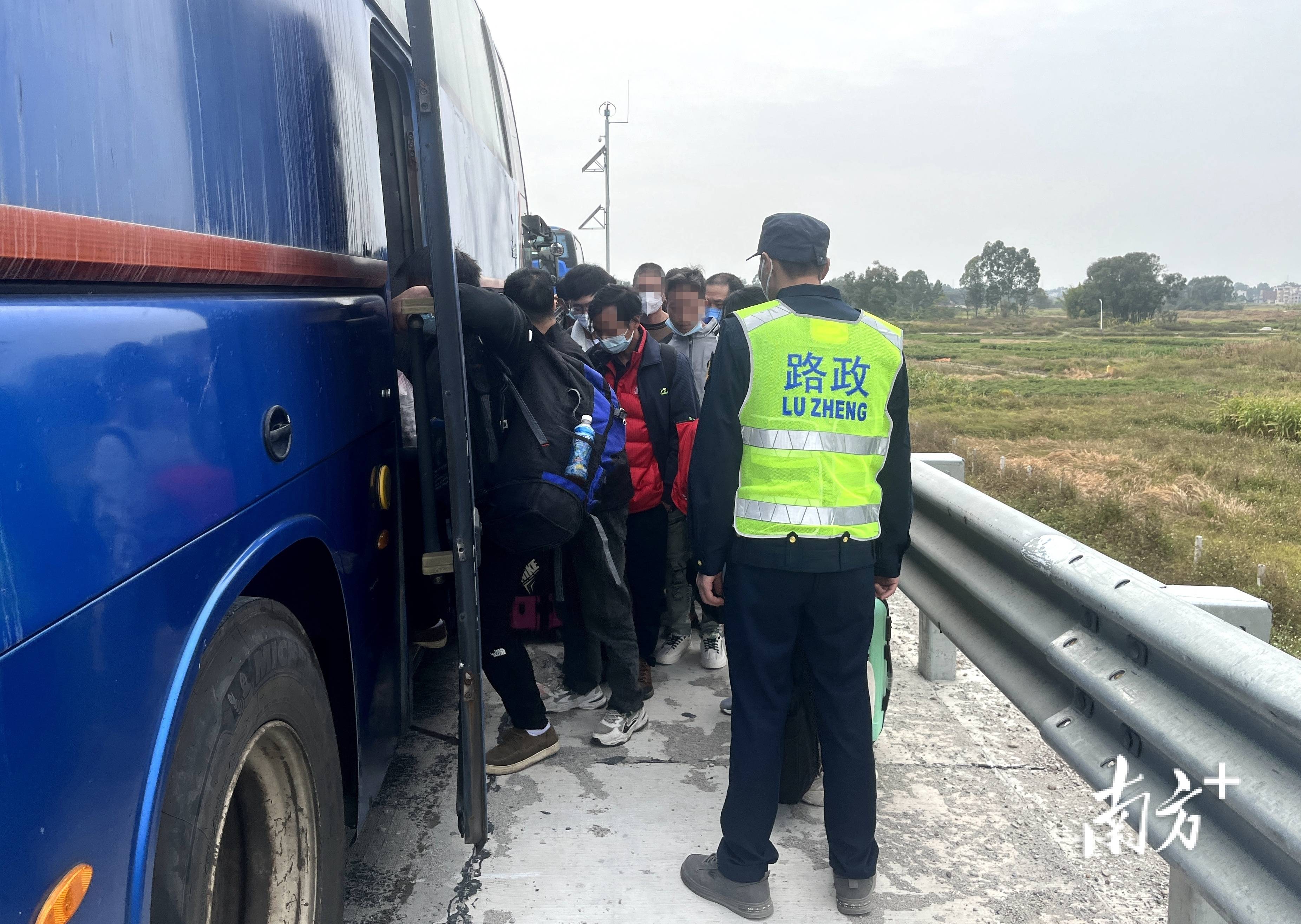 高速上车辆故障 司机抗一床大红被当人肉警示牌 扣分罚款