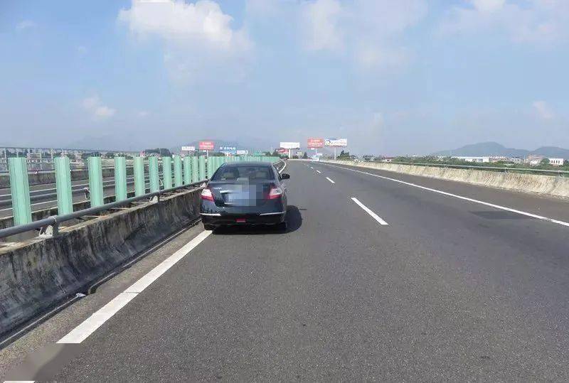 高速上车辆故障 司机抗一床大红被当人肉警示牌 扣分罚款