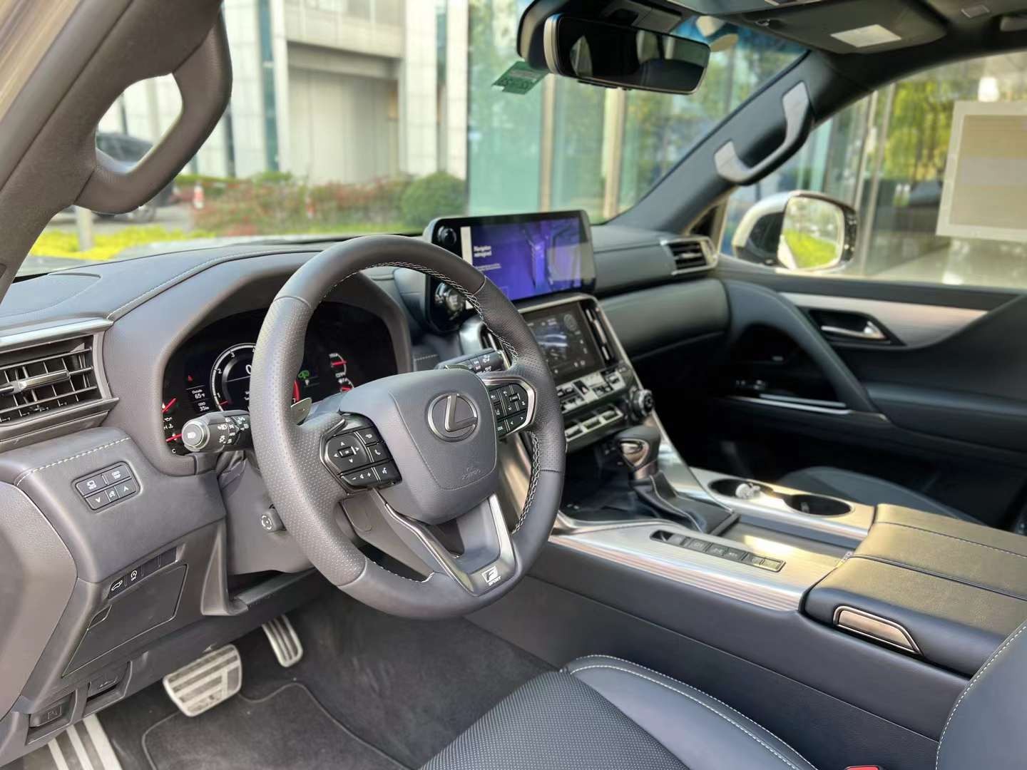 成都雷克萨斯LX中东版新款团购最高优惠40万 欢迎前来试驾