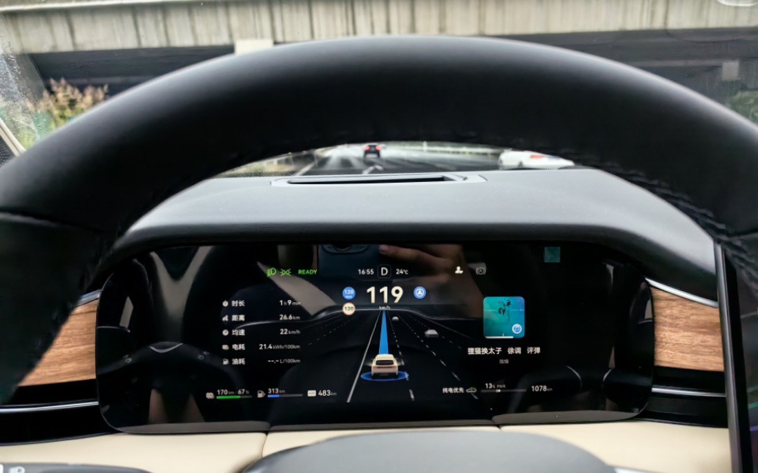 高速突现事故车 问界M7自动变道刹停！车主：华为智驾保我全家性命