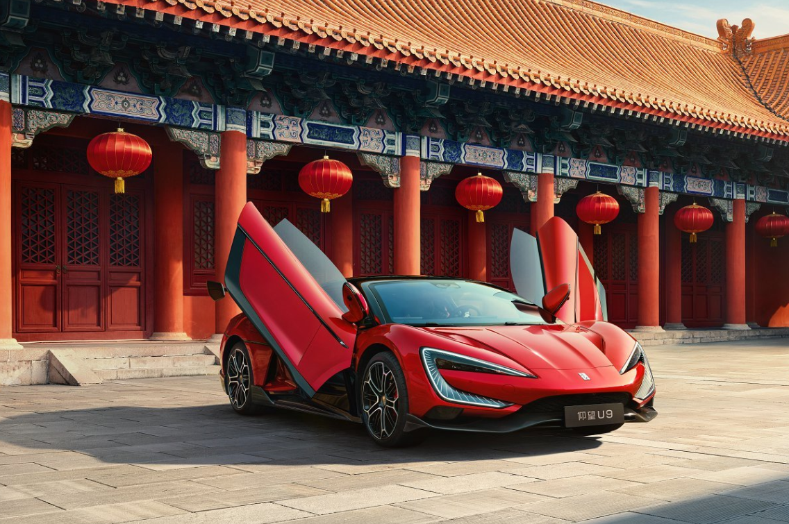 男子开仰望U9当街热舞致拥堵：警车一来秒怂