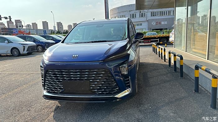 新津别克GL8降价4.00万 最低仅售19.79万