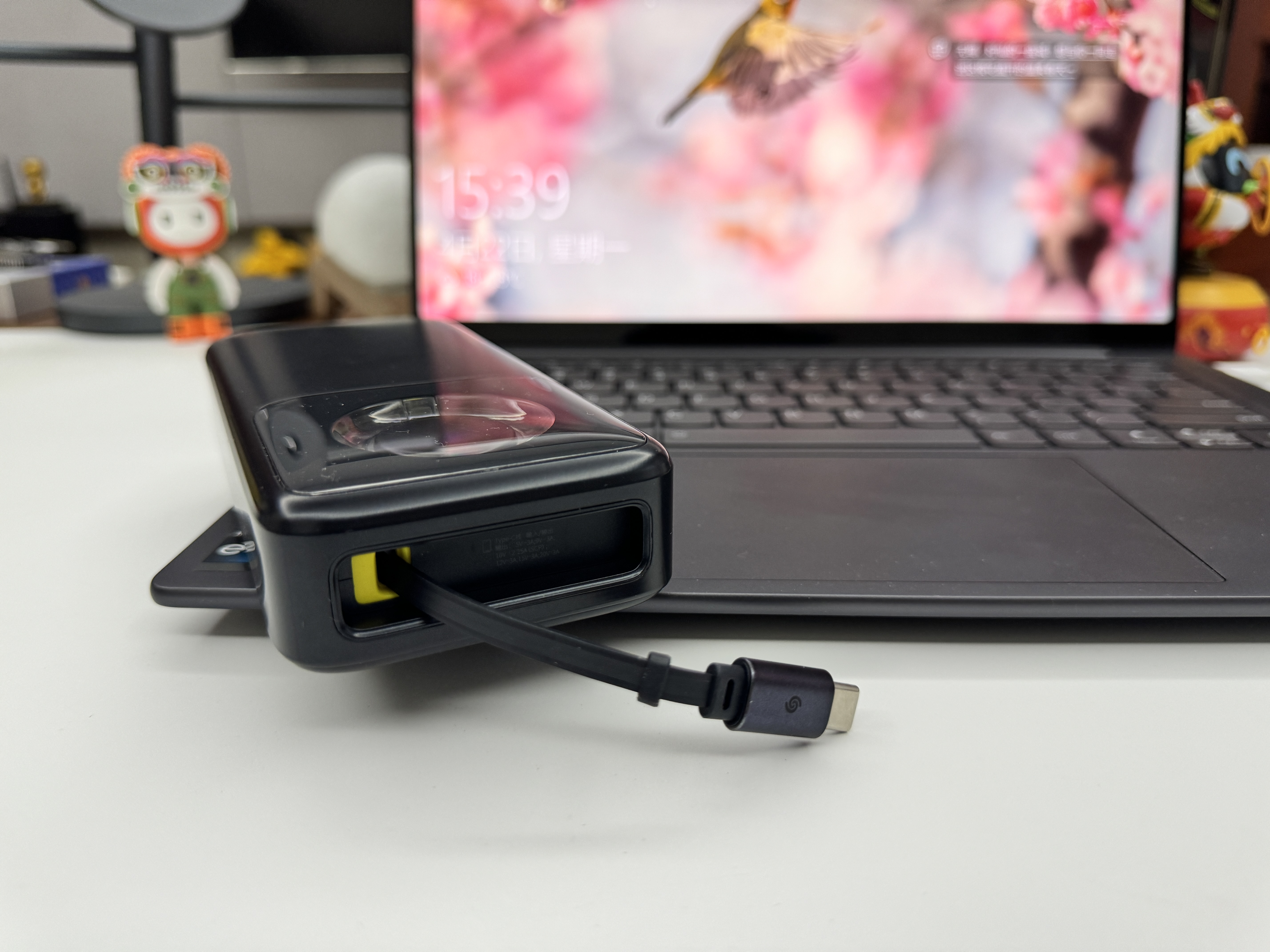 春运须知!高铁车厢的电源插座 真的有点儿伤手机