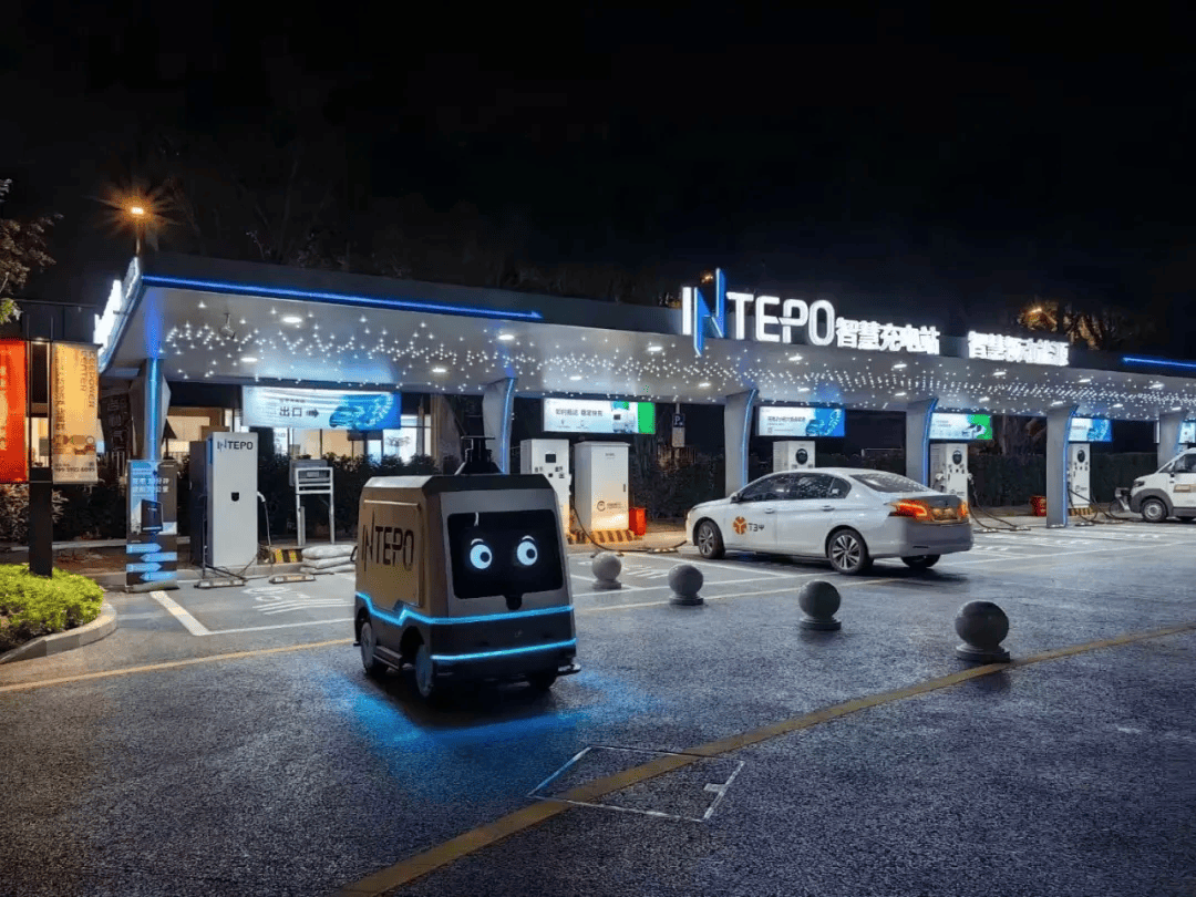 移动充电机器人“上岗” 助力解决新能源车充电难题