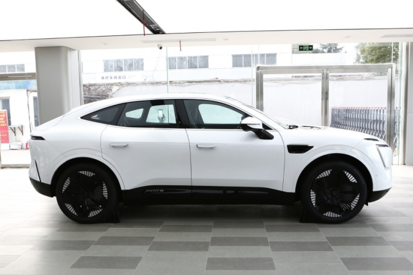 阿维塔06内饰手稿曝光！搭载超长一体远端屏支持四屏联动