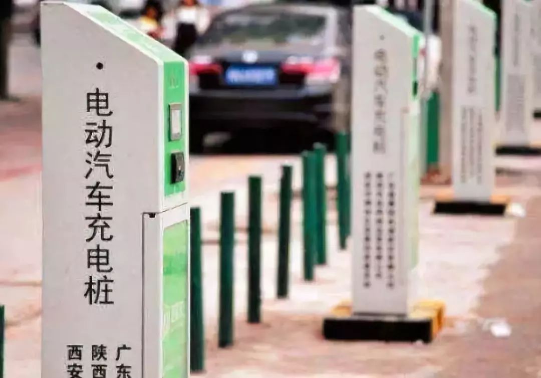 别吐槽有汽车厂商不建充电桩了 自建桩数量根本不够看