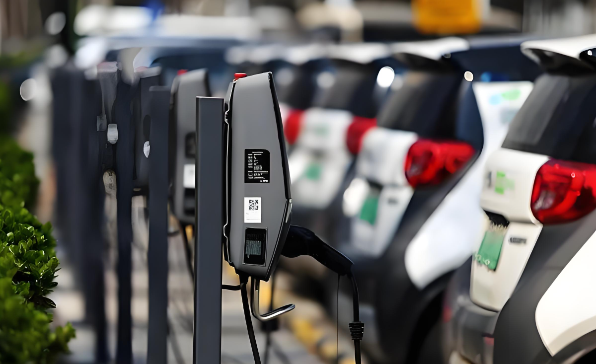 全国充电桩已超1200万台 同比暴增近50%