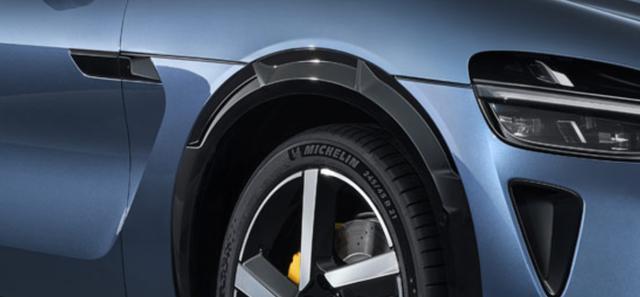 小米YU7 Max实车上路！车漆质感细腻、全新括号转向灯亮了