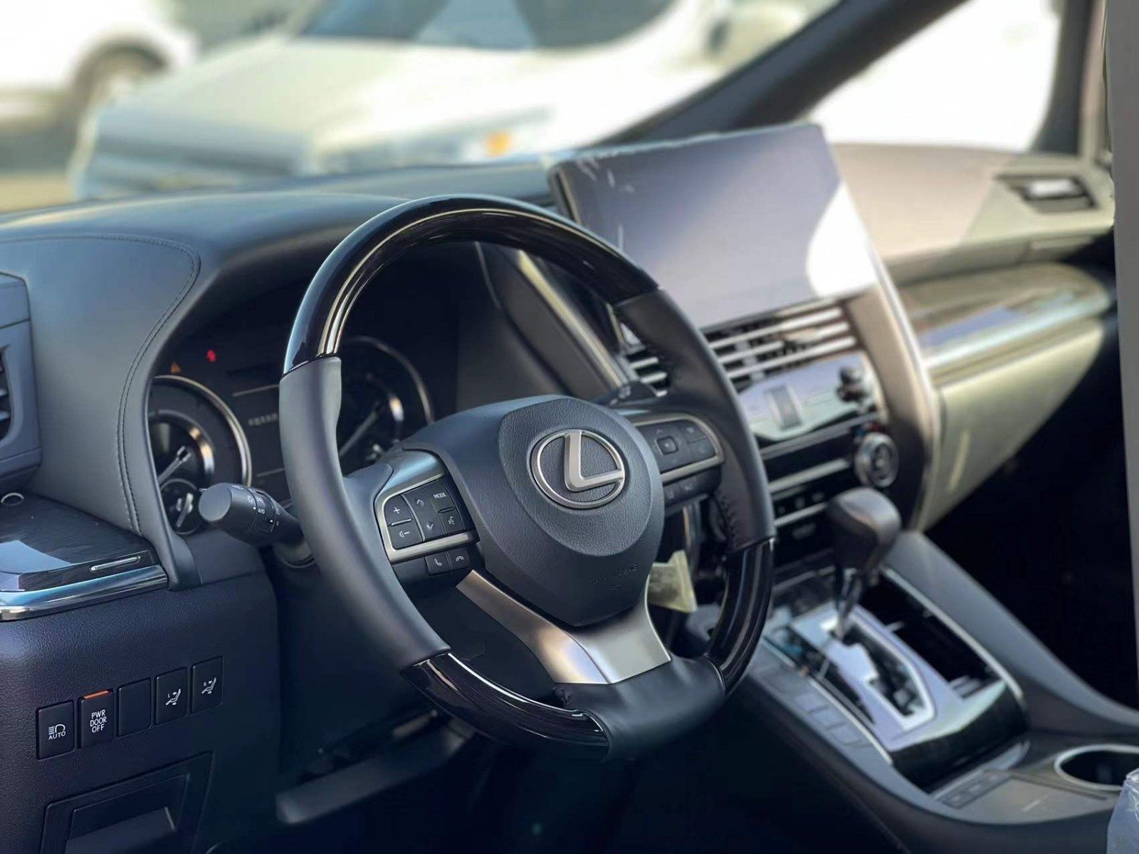 成都远卓名车雷克萨斯LM亚洲版价格最低128万起售 欢迎到店试驾