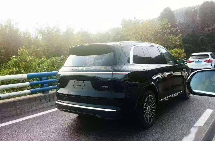 40万级最强SUV 问界M8实车谍照曝光:内饰比M9更好了