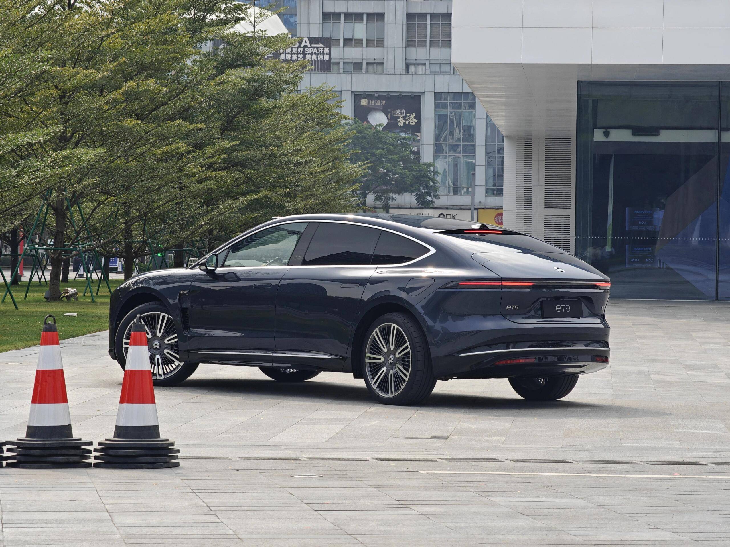 天行全主动悬架！蔚来ET9飞坡展示：如履平地、举重若轻