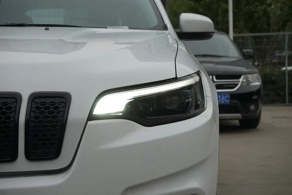 定位中型SUV 有望采用混合动力 全新Jeep自由光谍照曝光