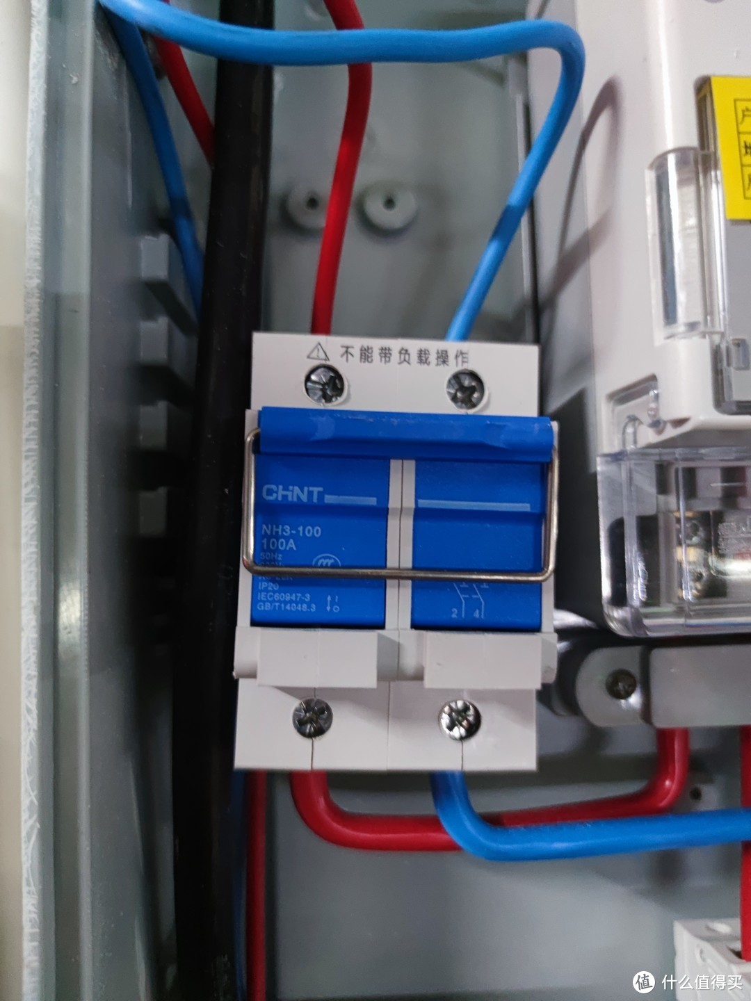 频繁遭遇破坏与盗窃:特斯拉充电桩被迫加装“防弹衣”