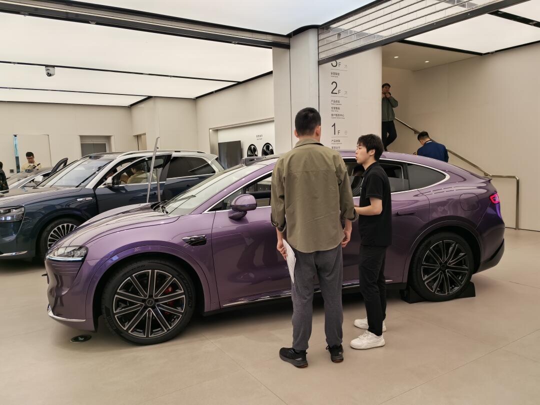 智界R7累计大定突破70000台1.该车定位