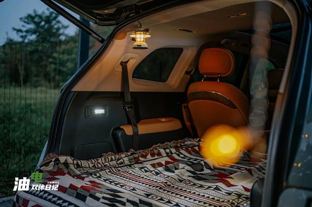 小女孩突然从路边窜出 问界M7 AEB紧急刹停救下一个家庭