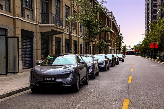 阿维塔07高速路上突然偏离车道撞护栏：和智驾真没关系