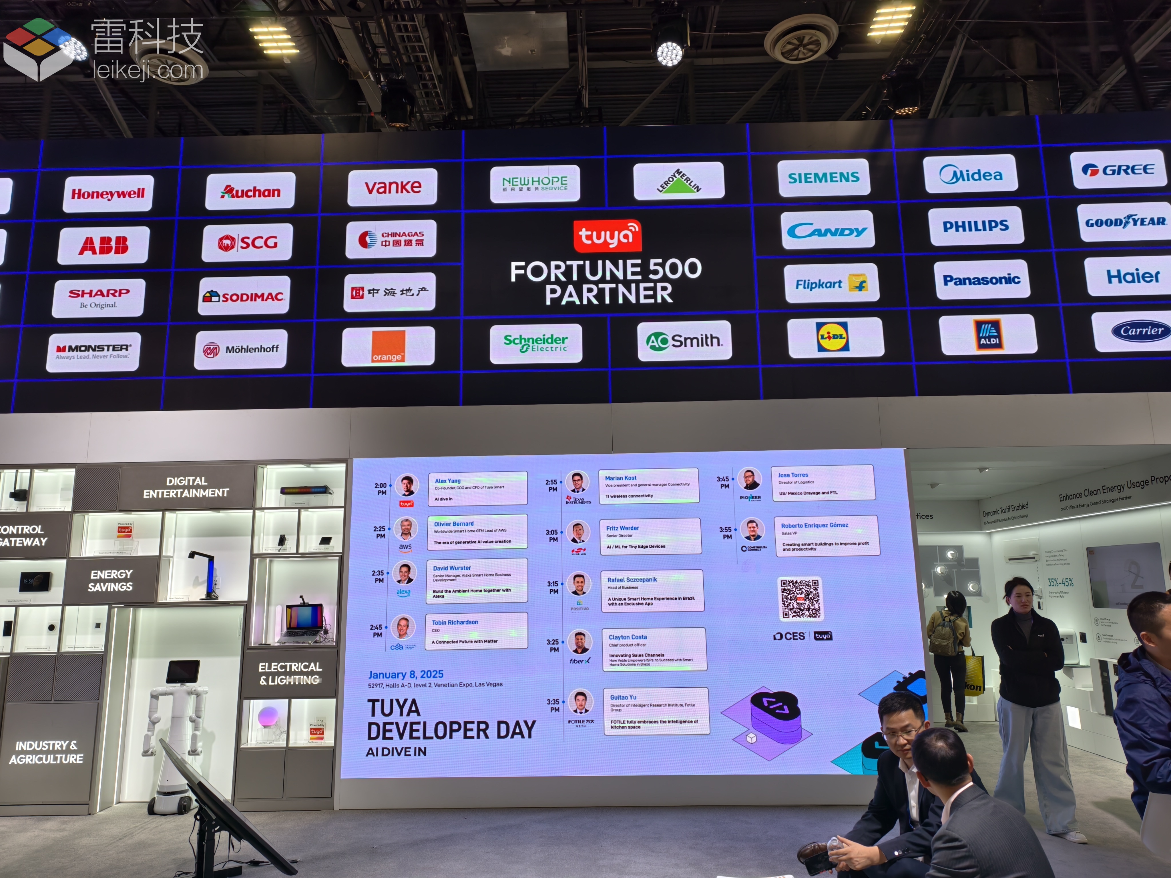 【CES 2025】车窗投影显示系统在车辆侧窗上投射内容，带来令人印象深刻的视觉效果