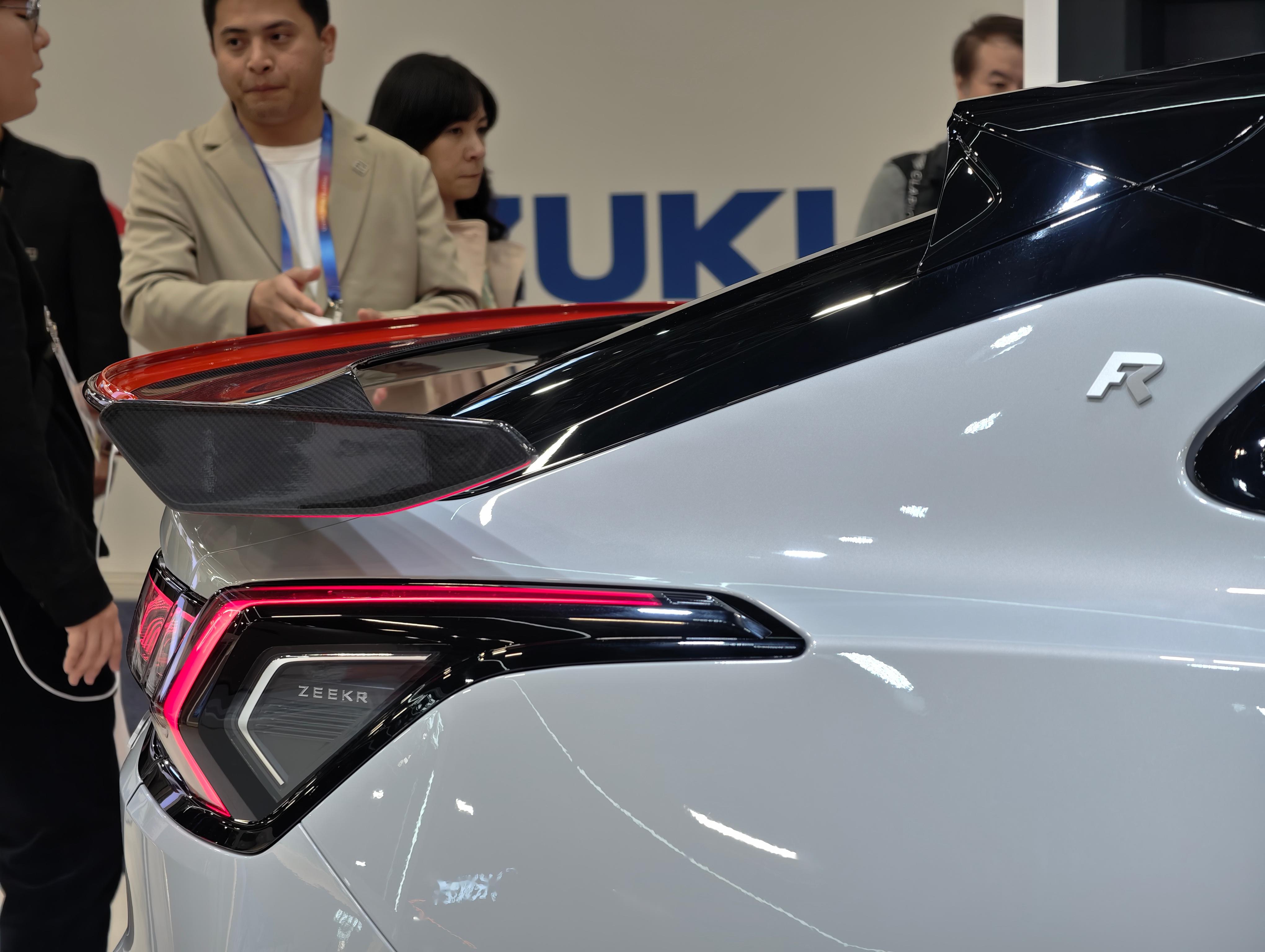 【CES 2025】车窗投影显示系统在车辆侧窗上投射内容，带来令人印象深刻的视觉效果