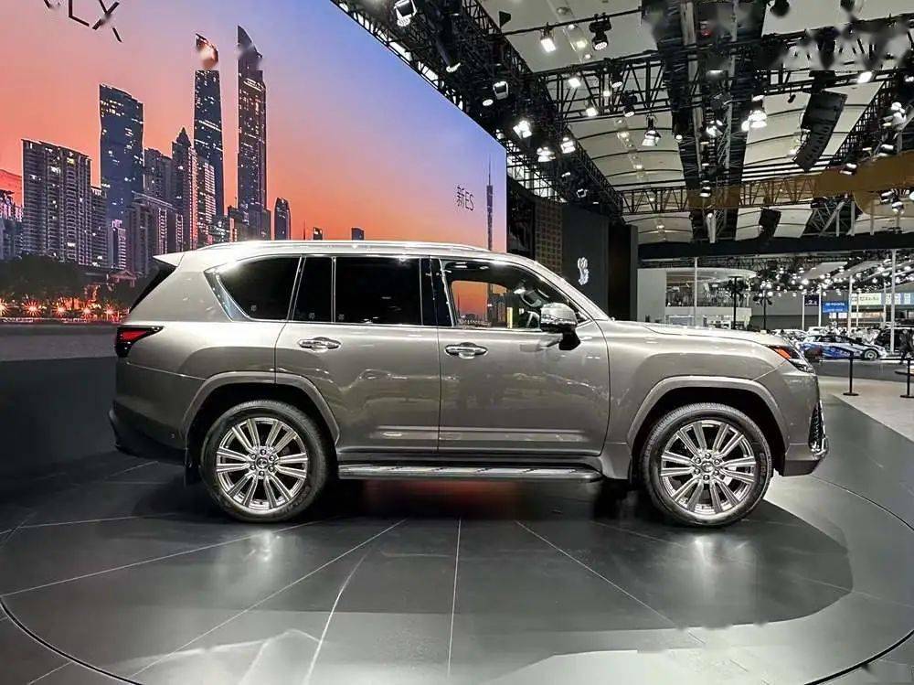 成都雷克萨斯LX中东版新款团购优惠40万 欢迎到店试驾