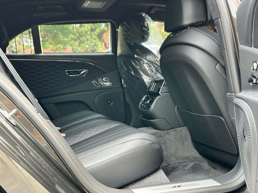 成都飞驰欧版目前售价238万起 直降70万