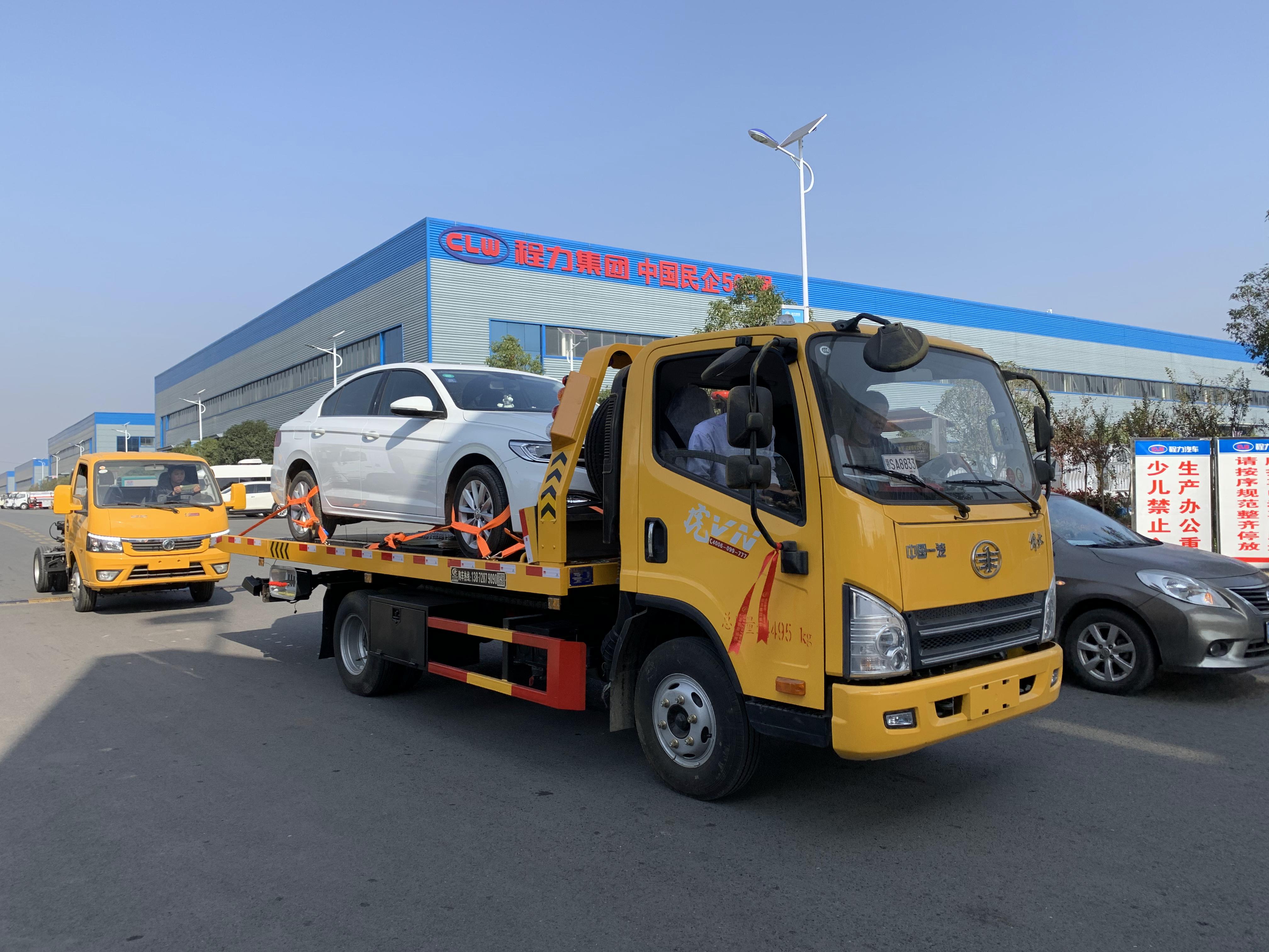 小鹏汽车拖车上起火 拖板车跟着躺枪