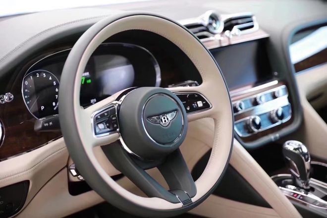 成都宾利添越团购价格276万起 欢迎试乘试驾