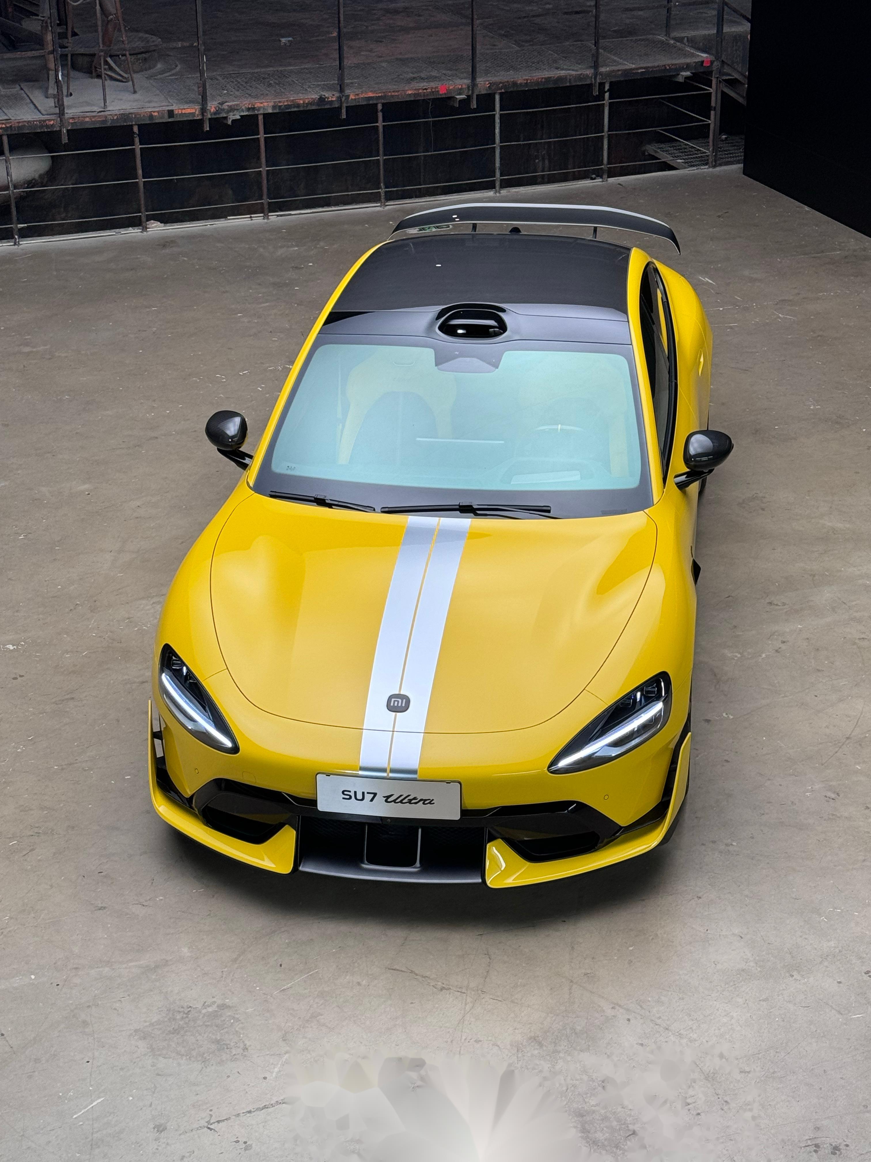 闪电黄/太空银之外再添一色！小米SU7 Ultra全新深绿色车漆实车图