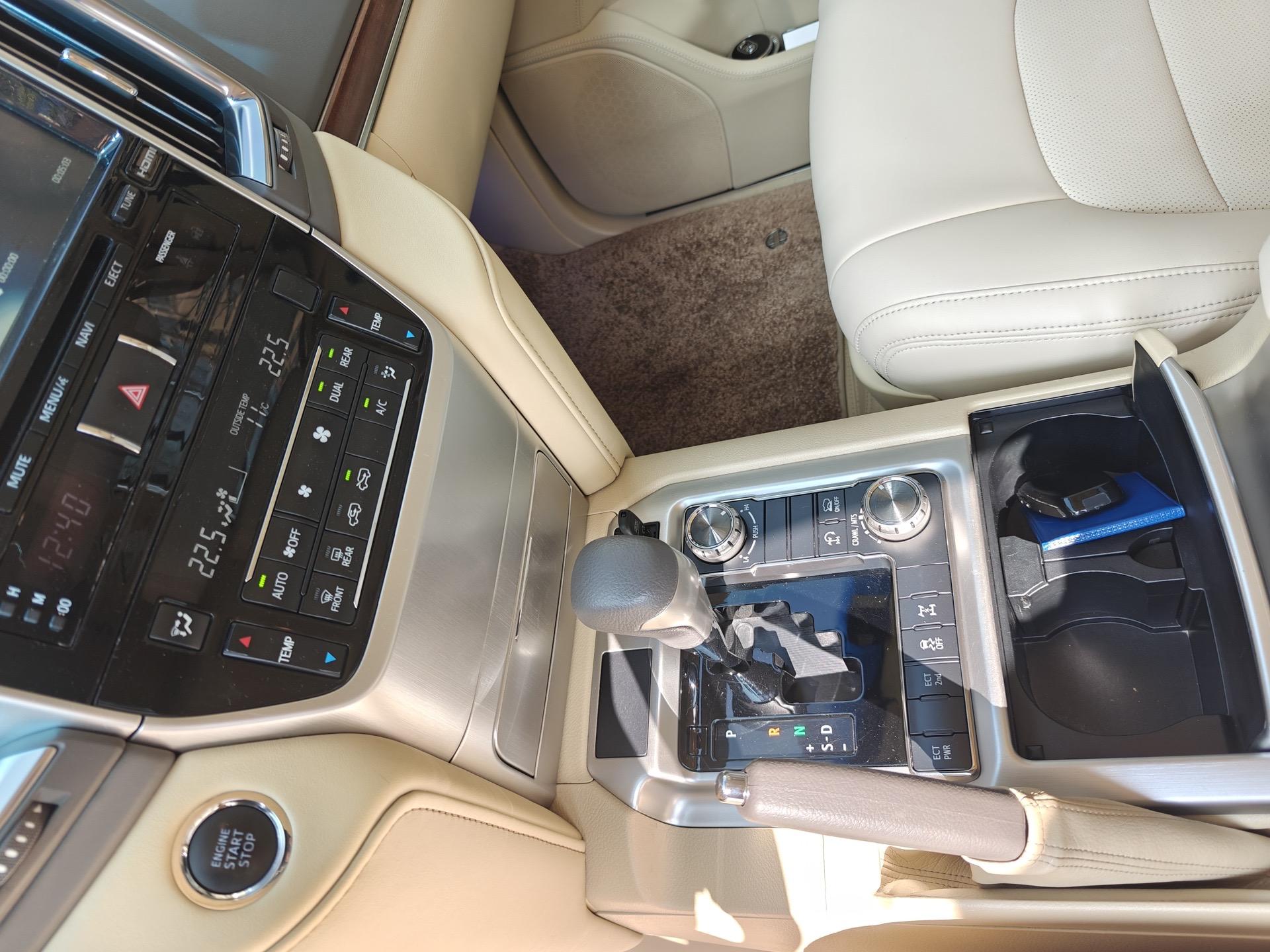 成都平行进口丰田酷路泽70系列中东版全系热销中 限时优惠高达38.8万元