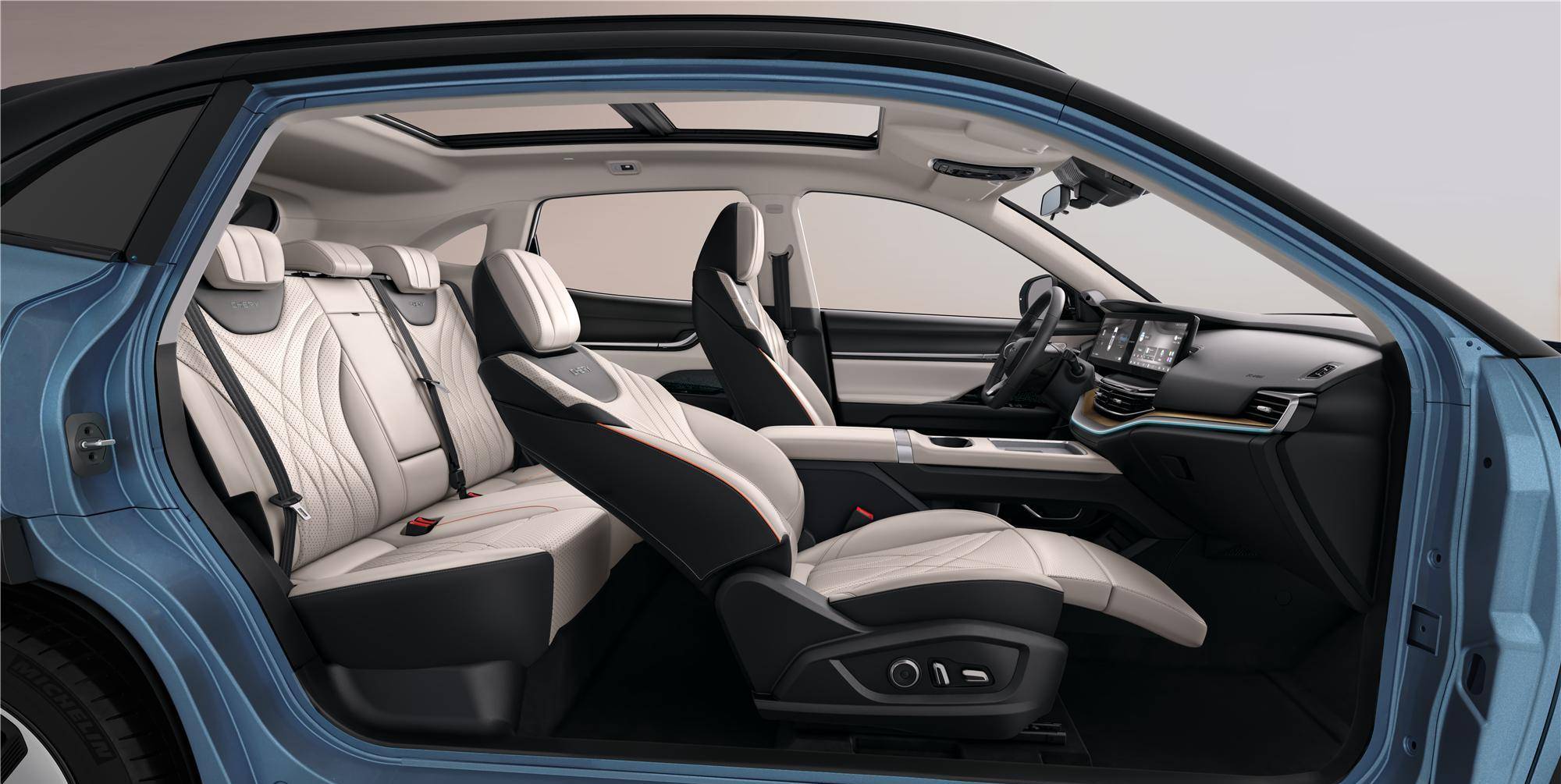 专为国人打造!东风日产N7内饰官图发布:冰箱、彩电、大沙发一应俱全