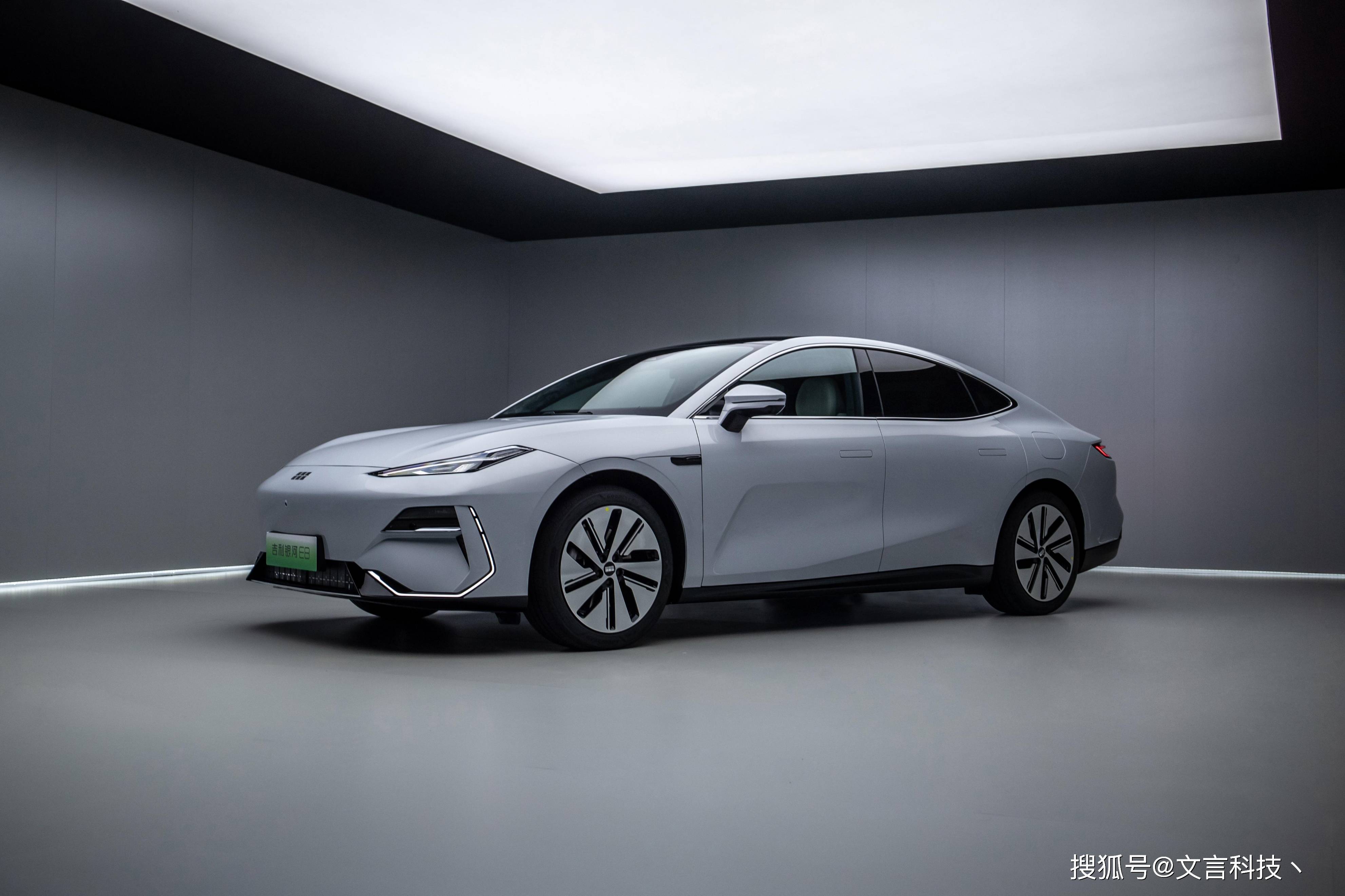 全系标配“千里浩瀚”高阶智驾!2025款吉利银河E8正式上市:14.98万起