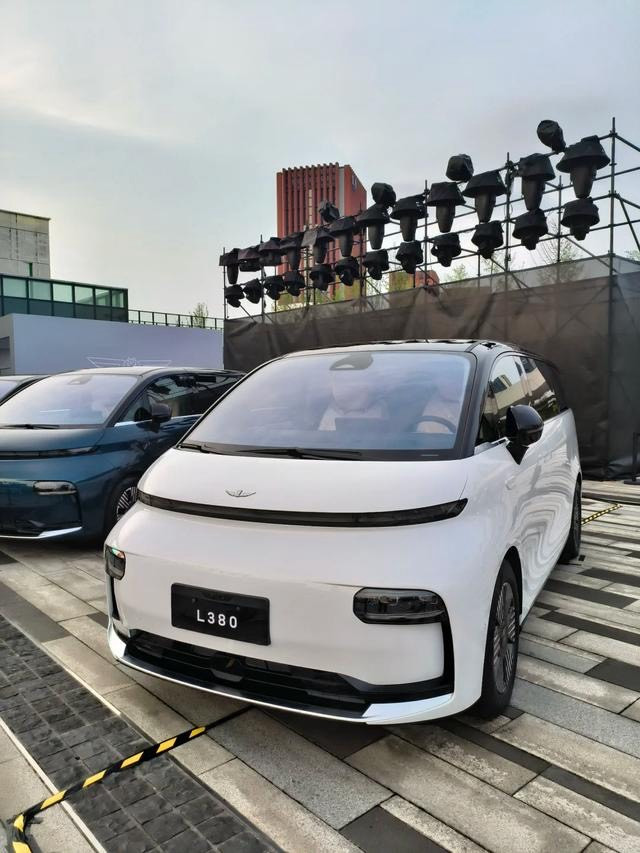 吉利首款豪华MPV！银河翼真L380官宣3月10日上市：预售33.99万起