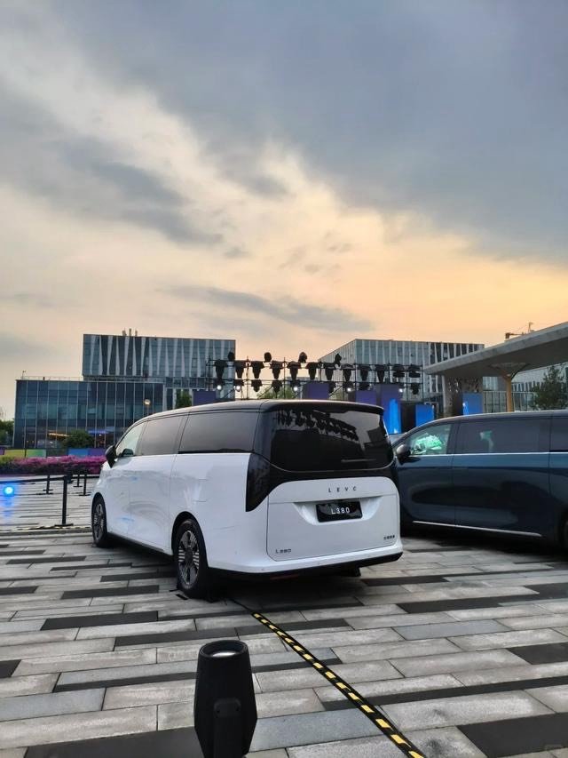 吉利首款豪华MPV！银河翼真L380官宣3月10日上市：预售33.99万起