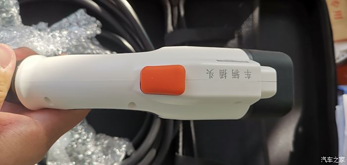 男子充电时遭充电枪反弹致嘴唇开裂：被缝8针