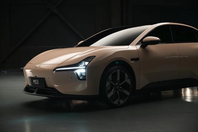 899元！小鹏汽车启动AI智驾小蓝灯众筹升级 老车主狂喜