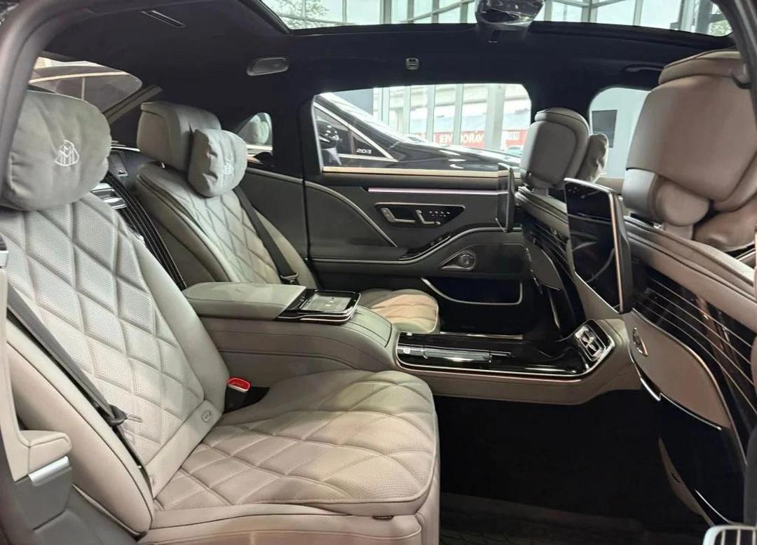 2022款迈巴赫S580价格展厅现车458万 购车送豪礼