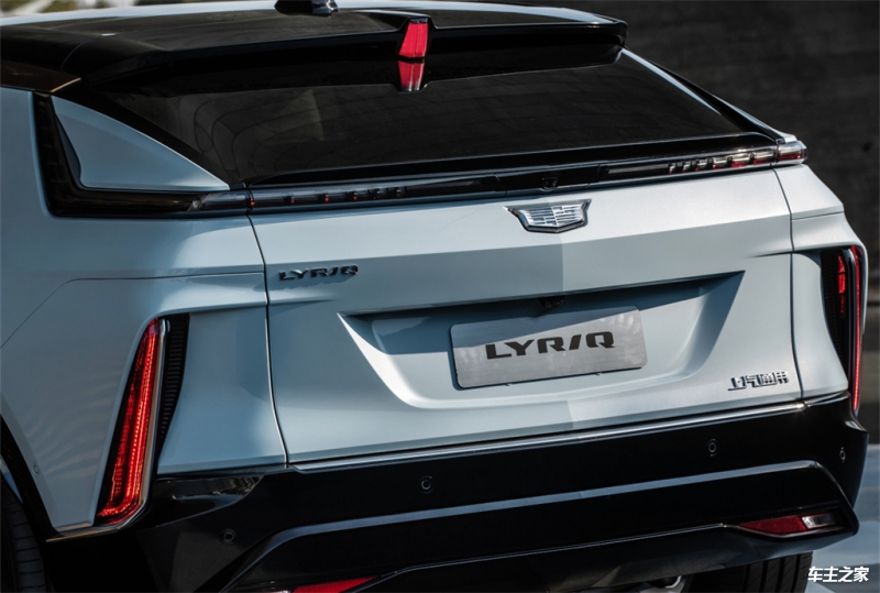 凯迪拉克锐歌车内异响修了一年 女车主维权现场心酸落泪