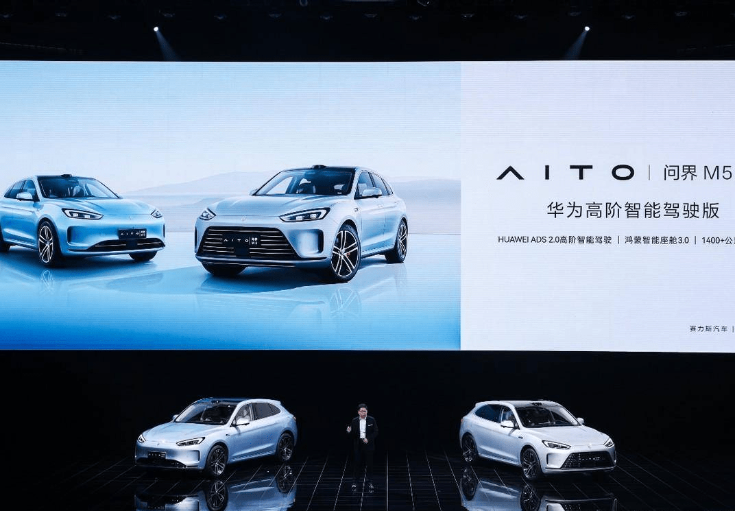 把光铺路上 问界M9用上华为车语系统2.0：夜间行车更安全