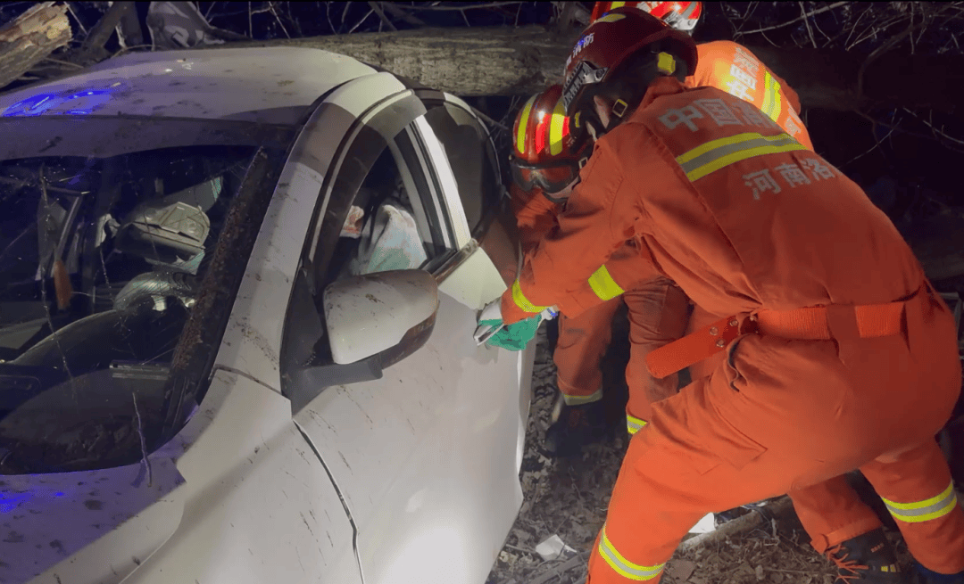 惊险！半挂车刹车失灵冲出避险车道 司机被困半空