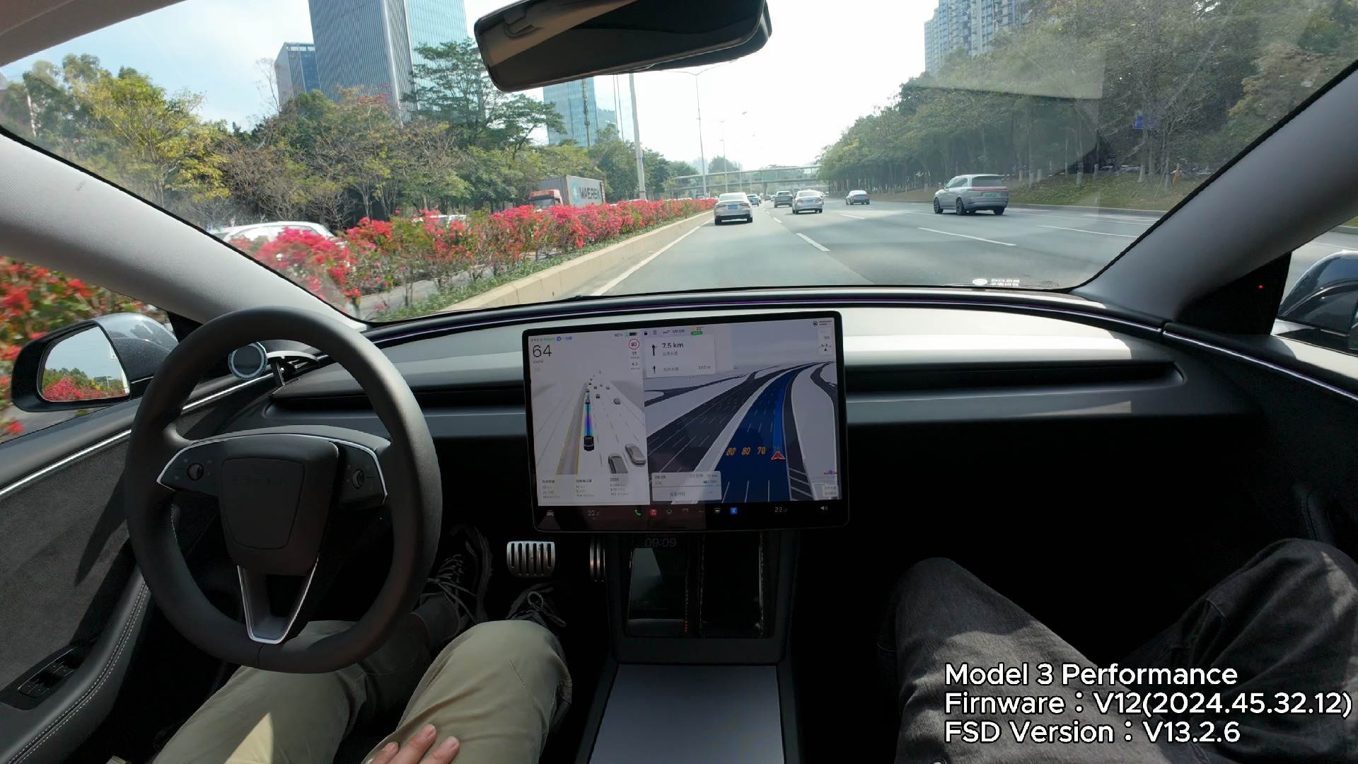 特斯拉FSD挑战国内泥巴路 车主：表现真能封神