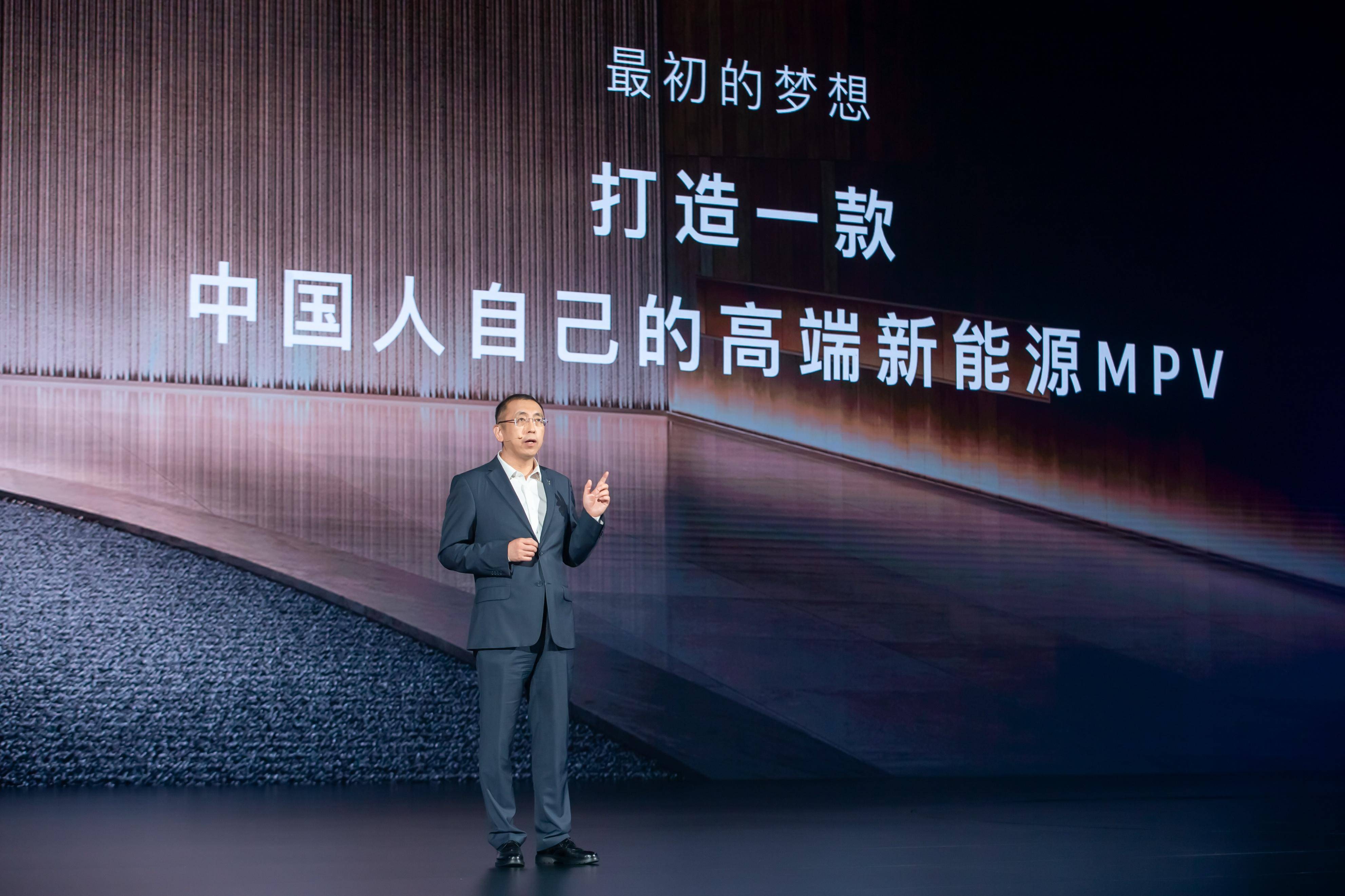 CEO亲自蒙眼上阵！全新岚图梦想家成功挑战130km/h AEB刹停