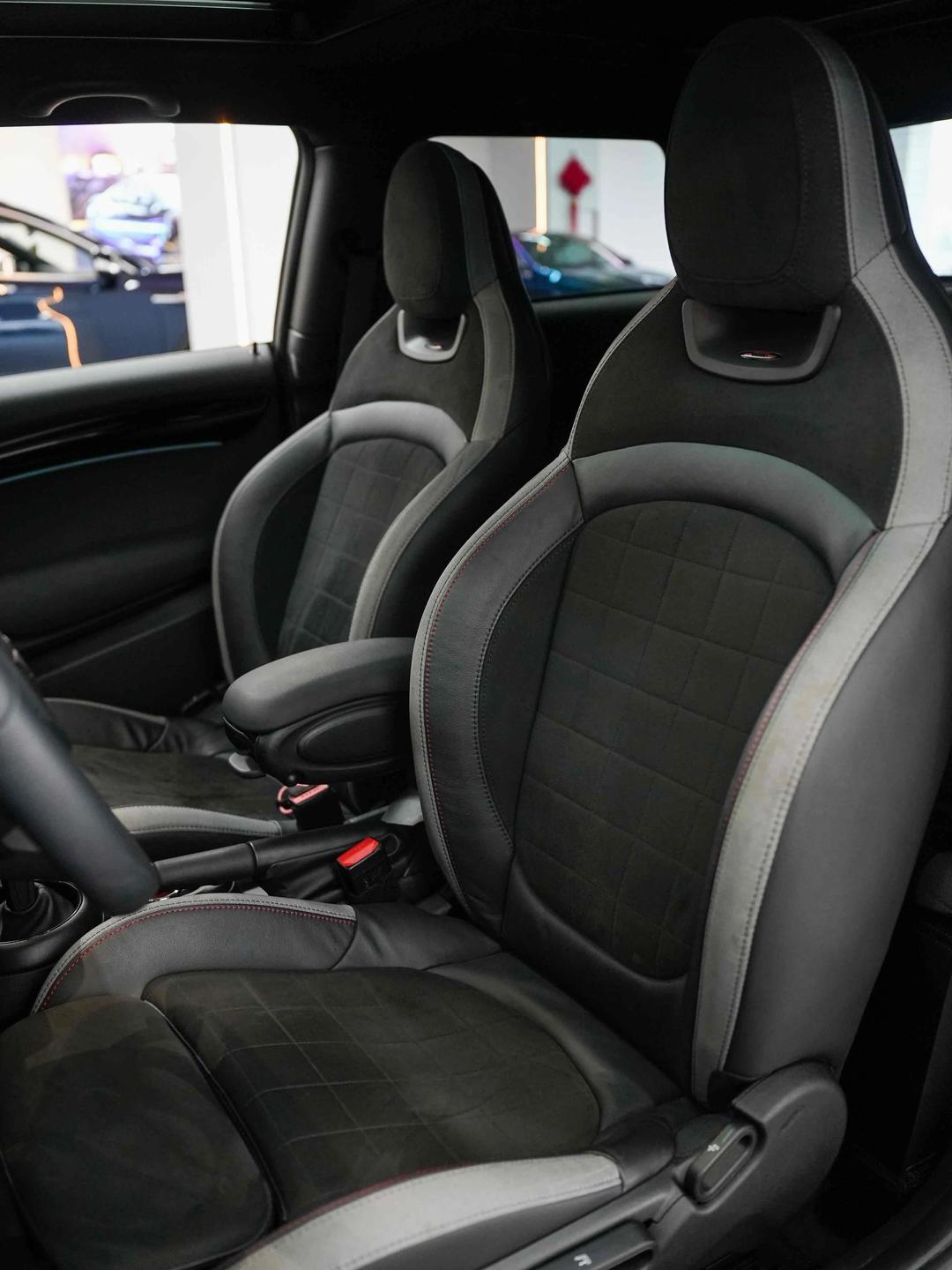 燃油敞篷小钢炮!MINI COOPER JCW Cabrio首次进入国内市场