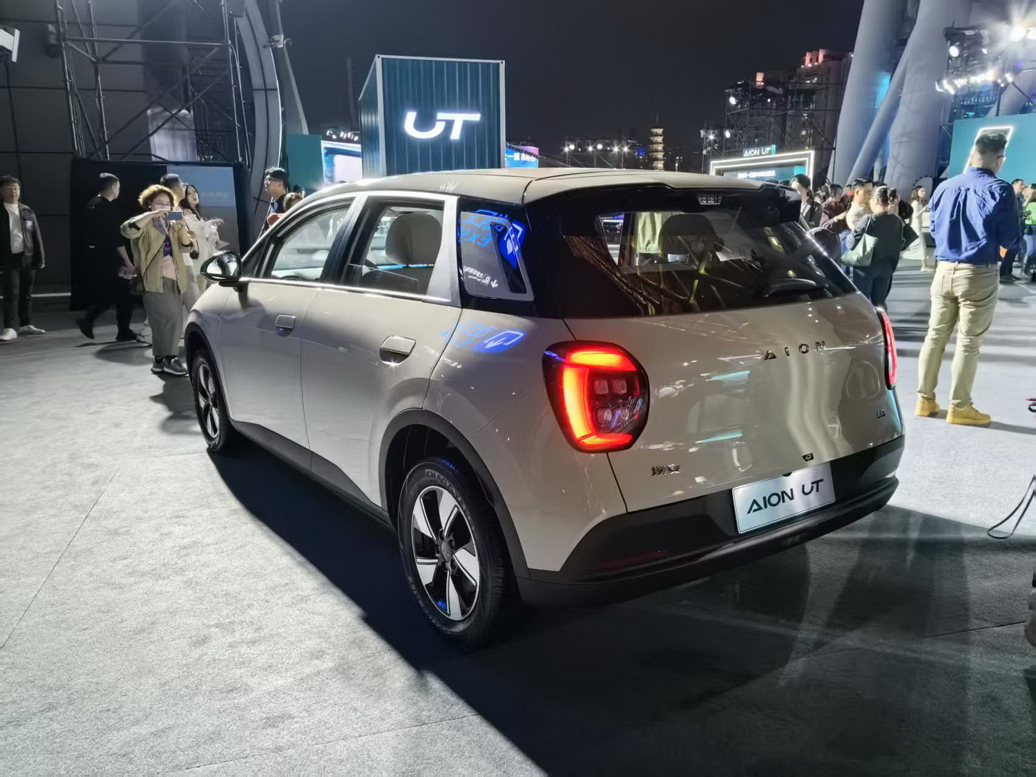 配置、价格诚意满满 广汽埃安UT上市6.98万起