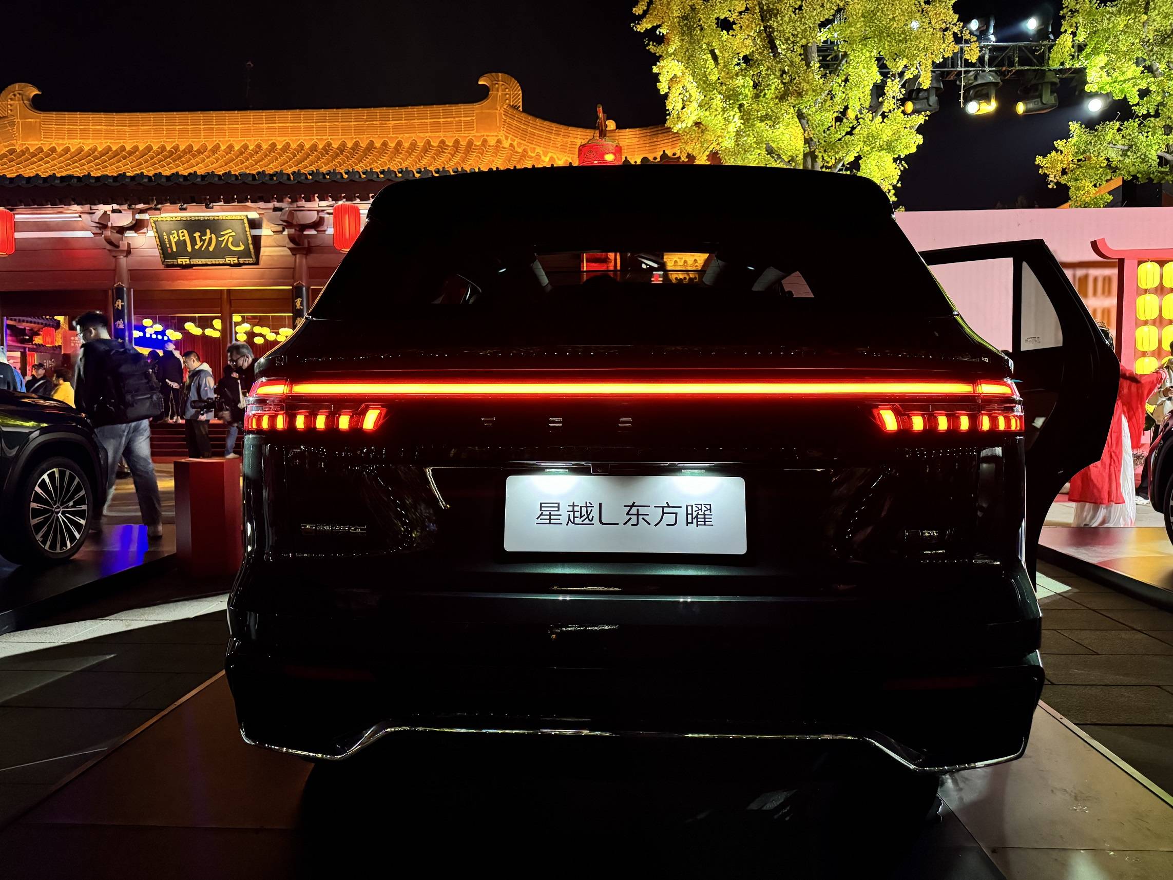 33万起 吉利系大型SUV领克900开启预售：全系标配天地尾门