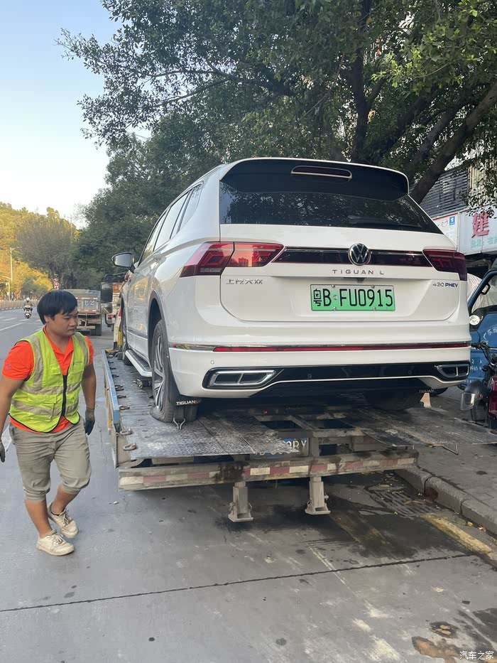 新能源SUV高速上启用辅助驾驶出意外：左前轮撞护栏致爆胎