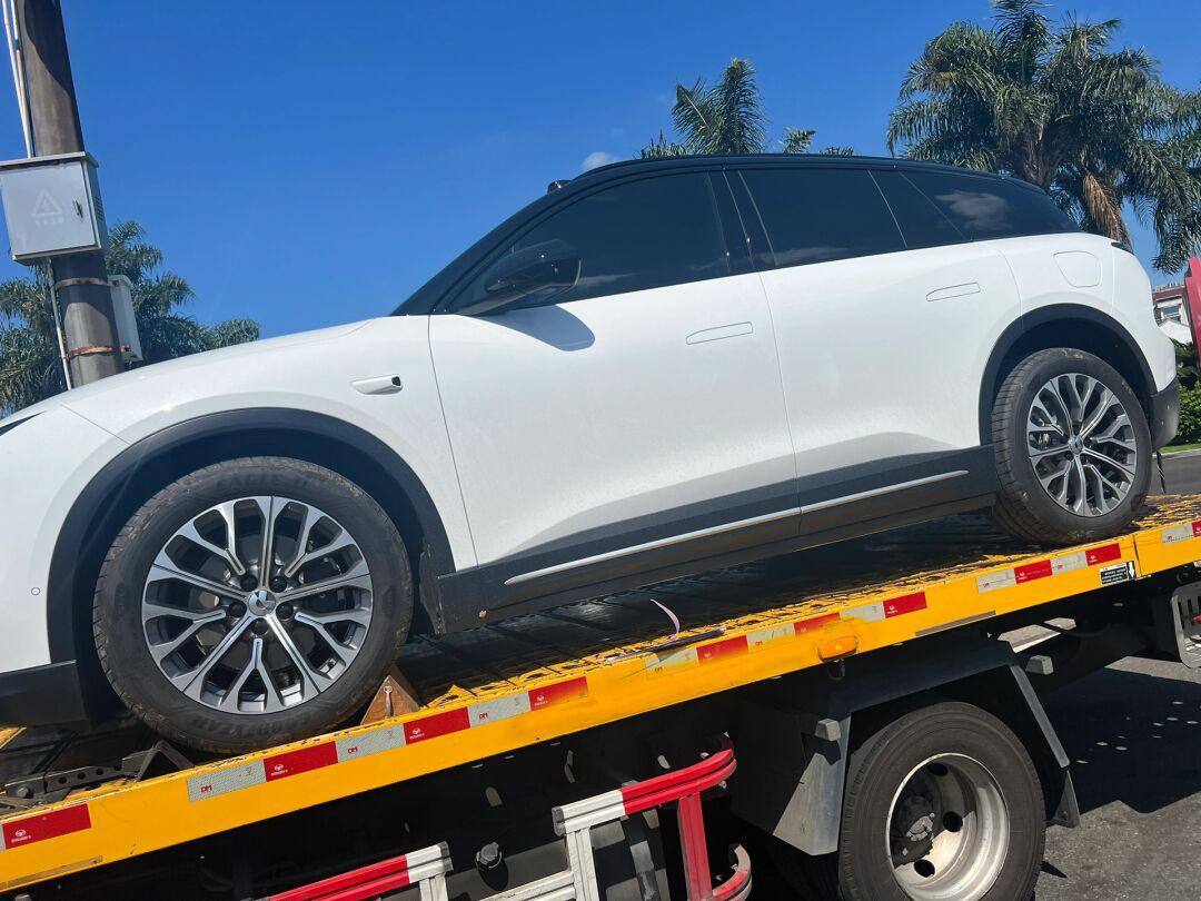 新能源SUV高速上启用辅助驾驶出意外：左前轮撞护栏致爆胎